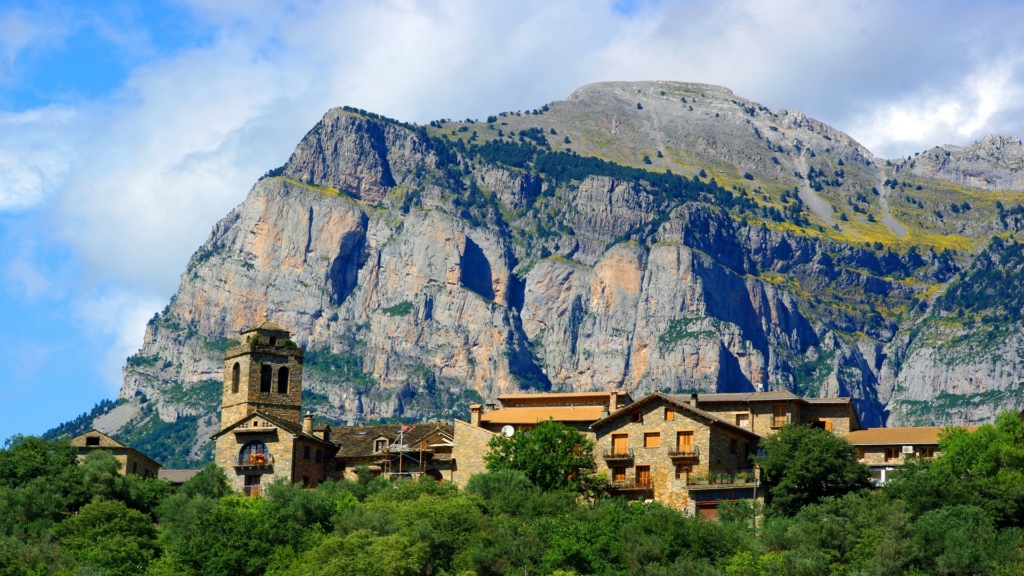 Peña Montañesa over Áinsa, Spain.